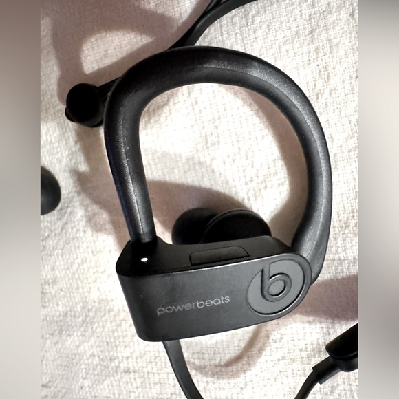 Gently used - Black Powerbeats3 (Beats by Dr Dre) - Picture 2 of 7